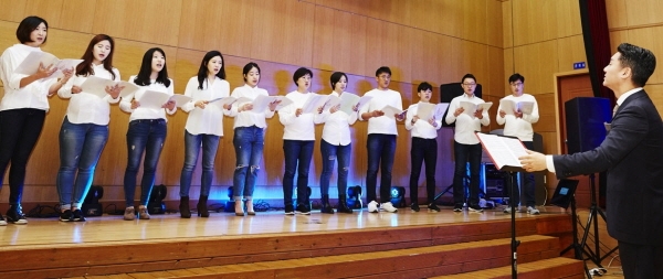 18일 녹십자의 사내합창단 지오코소가 경기 용인시 보정동에 위치한 기흥 장애인복지관에서 노래를 부르고 있다.
