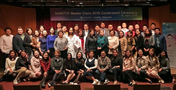 대웅제약(대표 전승호)은 지난 4월 17일, 18일 양일간 해외 의사 초청 프로그램 ‘NABOTA MASTER CLASS Spring 2018 in Korea (이하 나보타 마스터클래스)’’를 성공적으로 진행했다고 밝혔다. 나보타 마스터클래스는 태국, 베트남, 필리핀 등 아시아지역 의사 40명이 참가한 가운데 이틀에 걸쳐 대웅제약 본사와 나보타 전용공장 견학, 나보타를 활용한 시술법 강연 등 워크숍프로그램으로 진행되었다