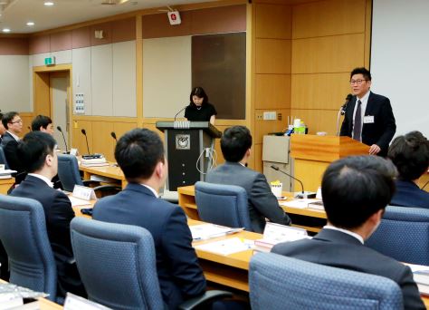 종근당 김영주〈단상 오른쪽〉 대표가 4일 서울대에서 열린 CKD SNU-Pharm MBA 사전 설명회에서 인사말을 하고 있다.