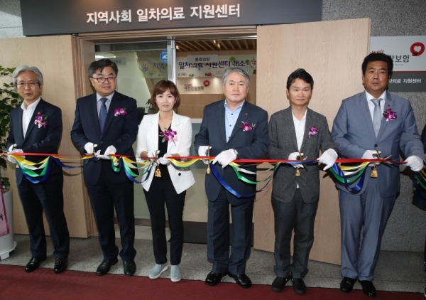 김용익〈오른쪽 세 번째〉 건강보험공단 이사장이 12일 서울 건보공단 광진지사에서 정부 및 의료계 관계자들과 지역사회 일차의료 지원센터 개소를 위한 테이프 커팅을 하고 있다.
