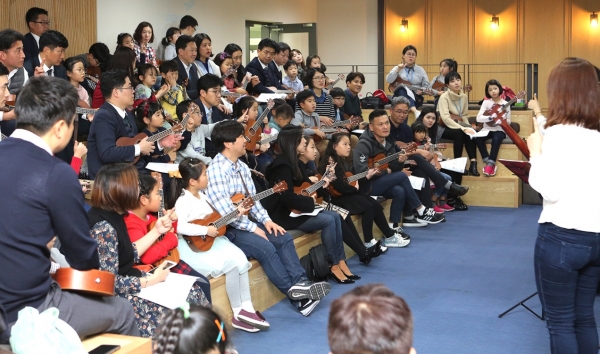 동아쏘시오홀딩스 임직원 자녀 초청 행사 D-together에서 임직원들과 임직원 자녀들이 우쿨렐레를 배우고 있다.