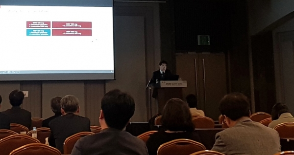 고려의대 임형준 교수가 2018 아시아 태평양 소화기 학술대회에서 베시보 144주 임상 연구 결과를 발표하고 있다