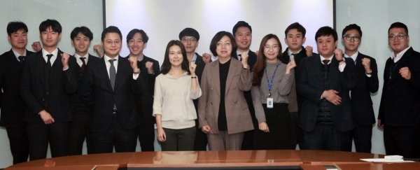 이혜정 더힐즈의원 대표원장(왼쪽에서 여섯 번째)과 JW중외제약 직원들이 단체사진을 촬영하고 있다