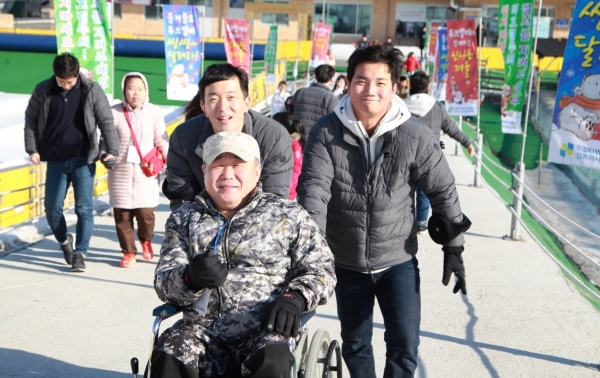 JW그룹 신입사원들이 김포시 소재 한 썰매장에서 ‘겨울 나들이 봉사활동’에 참가해 장애인과 함께 시간을 보내고 있다