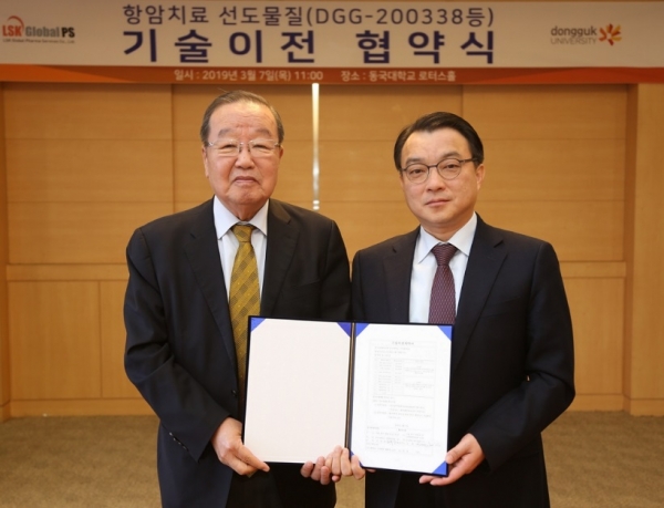 LSK NRDO 이영작 대표(왼쪽)와 동국대학교 산학협력단 김대영 단장(오른쪽)이 고형암 치료제 후보물질 ‘DGG-200338’의 특허 및 기술 양도 계약을 체결하고 기념 촬영을 하고 있다.