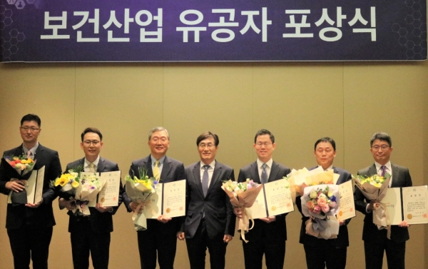 ㈜툴젠의 김종문 대표(왼쪽에서 세번째)가 충청북도 도지사 표창을 수상하고 기념사진을 촬영하고 있다. 사진제공=㈜툴젠