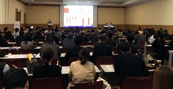 지난 20일 열린 춘계 심혈관 통합학술대회에서 한미약품 산학세션의 주제발표를 진행하고 있다.