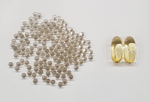기존 오메가-3 제품(오른쪽)과 오메틸큐티렛연질캡슐(왼쪽) 비교