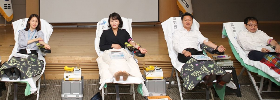 ​동아제약 최호진(오른쪽 두 번째) 사장과 임직원들이 동아쏘시오그룹 사랑의 헌혈 운동에 동참하고 있다. [사진=동아쏘시오홀딩스]