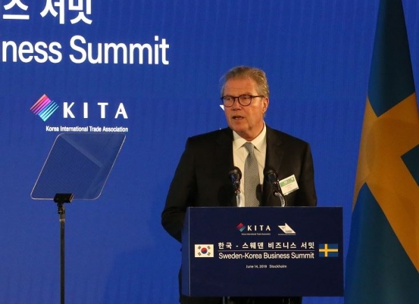 아스트라제네카 레이프 요한손 회장이 한국 및 스웨덴 비즈니스 서밋에서 투자 및 협력 계획을 발표하고 있다. [사진=한국아스트라제네카]