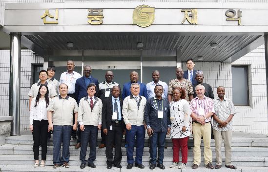 신풍제약 유제만(앞줄 가운데) 대표가 안산 피라맥스 공장에 방문한 아프리카 보건당국자들과 기념사진을 찍고 있다. [사진=신풍제약]
