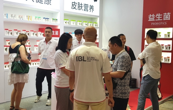 일동바이오사이언스 측이 최근 중국 상하이에서 열린 국제유아용품전시회에 참가해 고객들에게 제품 등을 소개하고 있다. [사진=일동제약]