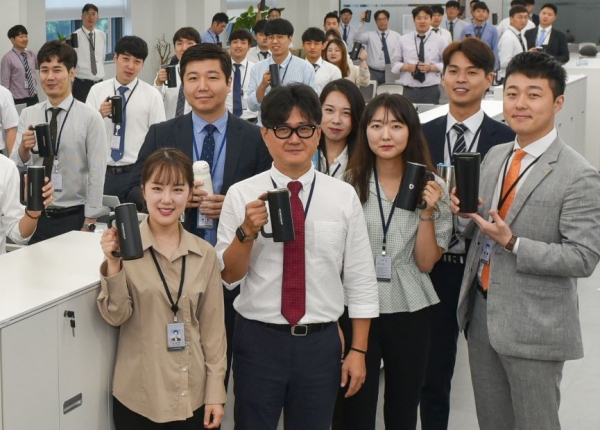 대화제약 김은석(왼쪽 두 번째) 대표가 임직원들과 텀블러를 들고 릴레이 환경캠페인 '플라스틱 프리 챌린지'에 동참하고 있다. [사진=대화제약]