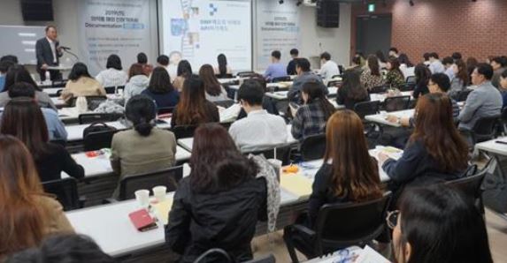 한국신약개발연구조합이 주최한 '의약품 해외 RA 심화 과정' 교육에서 교육생들이 설명을 청취하고 있다. [사진=신약조합]