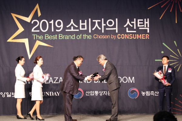 동성제약 마케팅본부 오두영 이사(사진 오른쪽)가‘2019 소비자의 선택’ 셀프염색제 부문 대상을 수상하고 있다.]