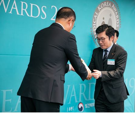 SK바이오사이언스 조태준(오른쪽) 전략기획실장이 보건복지부와 식품의약품안전처가 후원하는 ‘2019 메디컬코리아 대상’에서 백신부문상을 수상하고 있다. [사진=SK바이오사이언스]