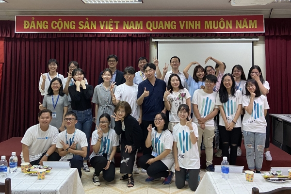 베트남 연수 단체사진 (성균관대 약대 학생들, 호치민 약대 학생들 및 교수).
