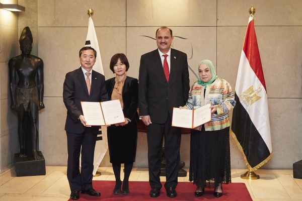 (좌로부터) SK플라즈마 대표, 한국보건산업진흥원 이행신 단장, 주한 이집트 하짐 파미 대사, 아크디마 회장과 단체 사진