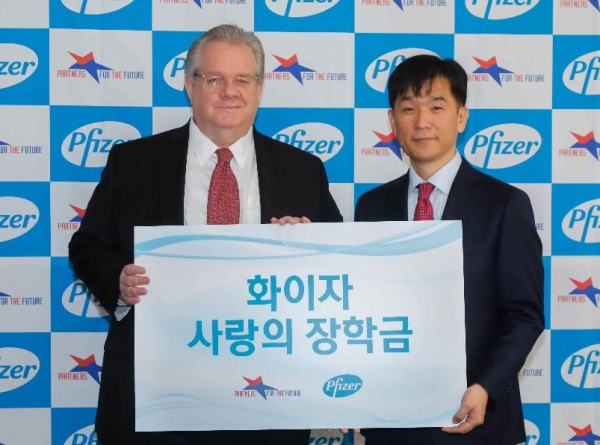화이자타워에서 한국화이자제약 오동욱 대표이사 사장이 미래의동반자재단 제프리 존스 이사장에게 ‘2020 화이자 사랑의 장학금’을 전달하고 있다.