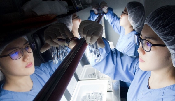 SK바이오사이언스 연구원들이 백신을 검수하고 있다. [사진=SK바이오사이언스]