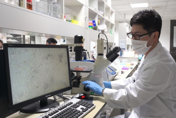 셀트리온 연구원이 코로나19 항체치료제 개발에 몰두하고 있다. [사진=셀트리온]