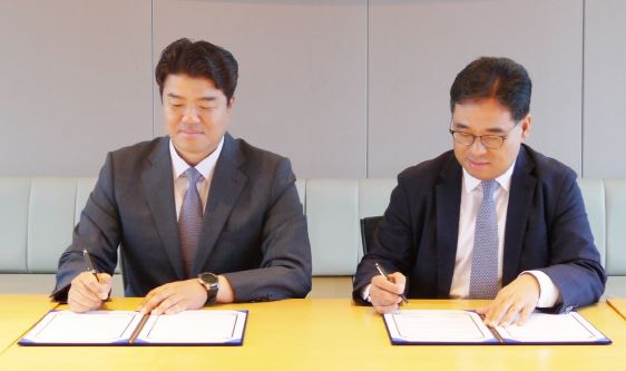 시지바이오 유현승(왼쪽) 대표와 디엔컴퍼니 서종원 대표가 필러 사업 확장을 위한 협약서에 서명하고 있다. [사진=시지바이오]