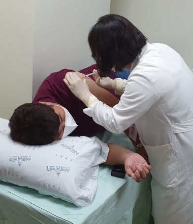 15일, 서울대병원에 국내 최초로 코로나19 백신 임상시험이 시작됐다. 40세 피험자에게 백신을 투여하는 의료진.