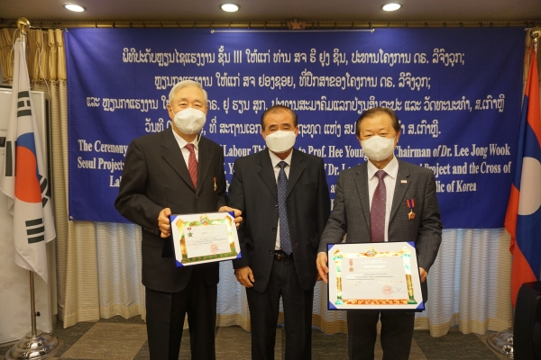 왼쪽부터 최용 명예교수, 티엥 부파(Thieng Boupha) 주한 라오스 대사, 신희영 교수