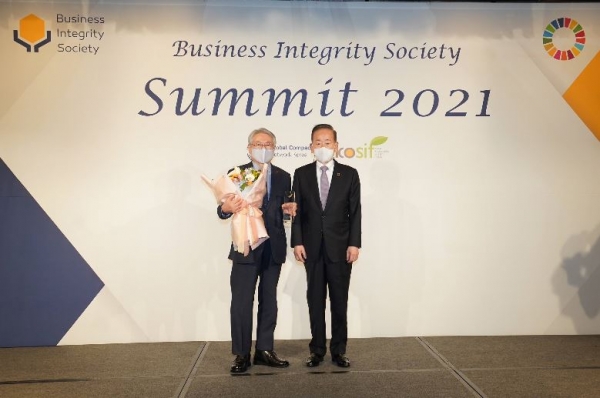 국민건강보험공단 김용익 이사장(왼쪽)이 26일 서울 포시즌스 호텔에서 열린 ‘반부패 우수기관 어워드’에 참석해 수상하고 있다.