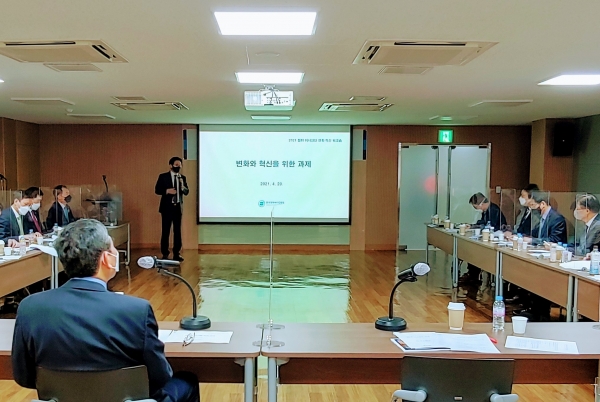 지난 20일 서울 방배동 한국제약바이오협회 2층 대회의실에서 개최된 이사장단 워크숍을 통해 원희목 회장이 '변화와 혁신을 위한 과제'를 주제로 발표하고 있다.