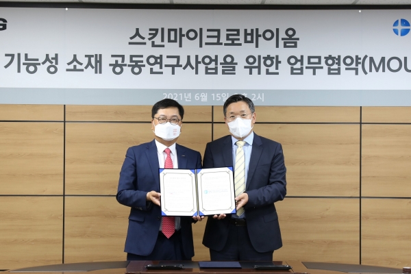 : 15일 서울 서초구 일동홀딩스 사옥에서 진행된 업무 협약식에서 이장휘 일동바이오사이언스 대표(왼쪽)와 김한성 인터케어 대표가 기념 촬영을 하고 있다.