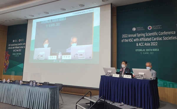 2022 춘계 심혈관통합학술대회 산학세션에서 김효수 교수(왼쪽)와 이철환 교수가 발표하고 있다.