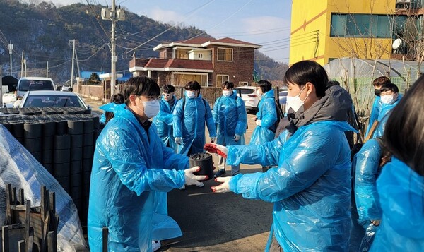 휴젤 임직원들이 지난달 30일 본사가 위치한 춘천 지역에서 '사랑의 연탄 나눔 행사'에 참여하고 있다.[사진=휴젤] 