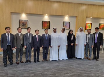 대한민국 대표단이 UAE 두바이에서 아부다비 보건부와 보건의료 분야 양자 면담을 진행한 뒤 기념사진을 찍고 있다.[사진=식약처]