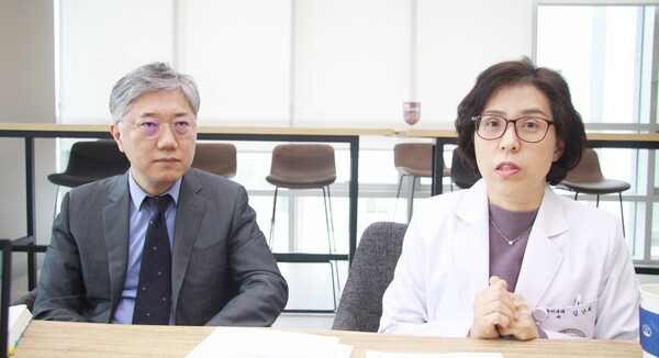 당뇨학회 조재형(왼쪽) 정보이사와 김난희 교육이사는 "당뇨환자의 효율적인 관리를 위해서는 교육 수가 신설이 중요하다"고 강조했다.