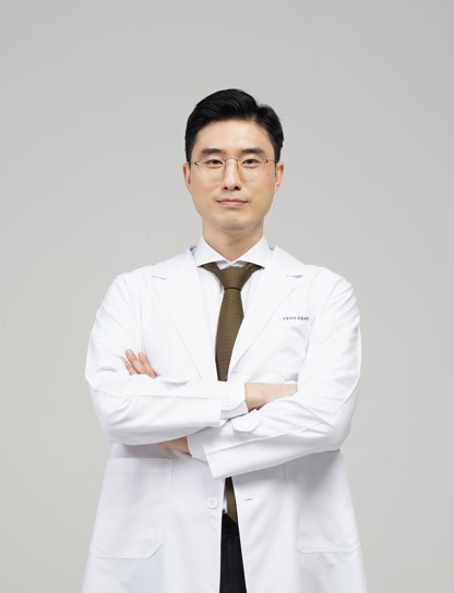 우리성형외과 김성찬 원장
