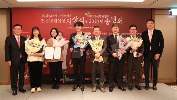 (왼쪽부터) 대한전문병원협회 이상덕 회장, 아인병원 감염관리실 이옥미 팀장, 윌스기념병원 감염관리팀 임헌주 간호사, 조동찬 SBS 기자, (의)경동의료재단 효성병원 박경동 이사장, 부천자생한방병원 행정실 정용환 실장, 우리아이들병원 기획조정실 황산성 과장, 국제약품 남태훈 대표가 기념촬영을 하고있다. [사진=국제약품]