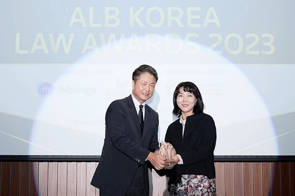 ALB Korea Law Awards 2023 시상식에서 남지선 한미약품 법무팀장(오른쪽)이 수상 후 기념촬영을 하고 있다. [사진= 한미약품]