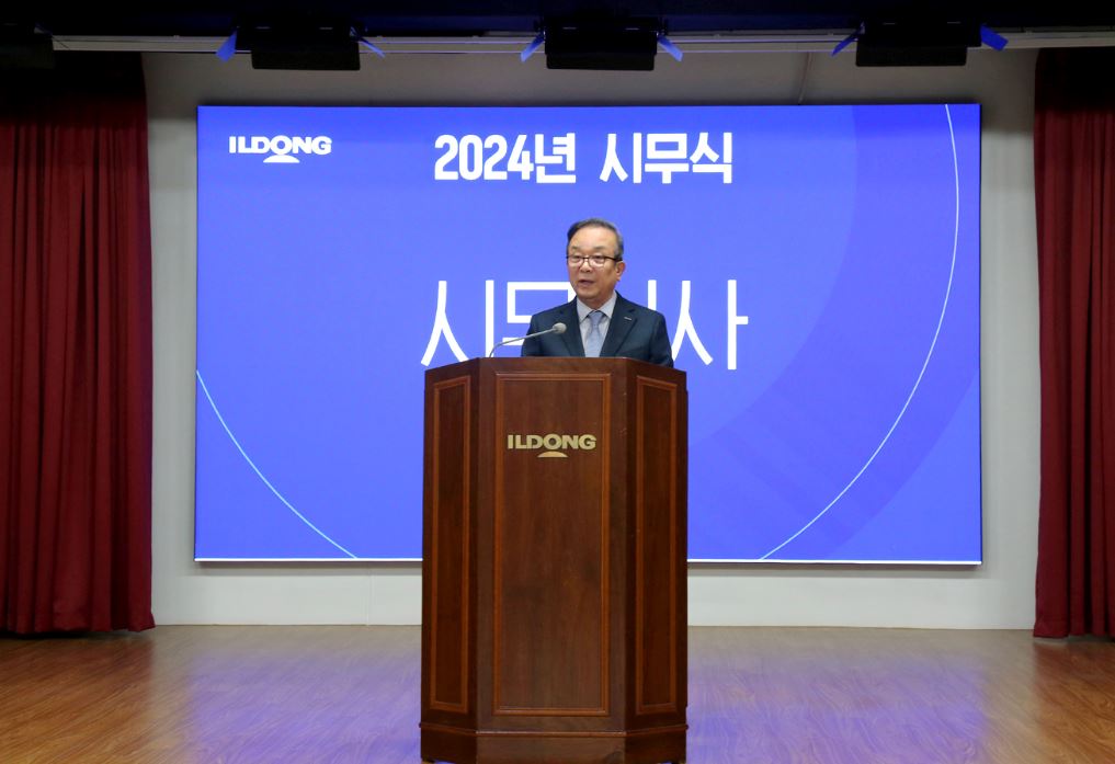  일동홀딩스의 박대창 대표가 2024년 시무식에서 시무식사를 하고 있다.[사진=일동제약그룹]