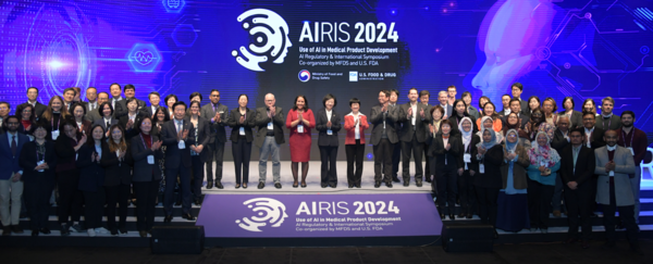 26일 신라호텔에서 열린  '국제 인공지능 의료제품 규제 심포지엄'(AIRIS 2024)에서 오유경(가운데) 식약처장이 참참가자들과 기념사진을 찍고 있다.[사진=식약처]