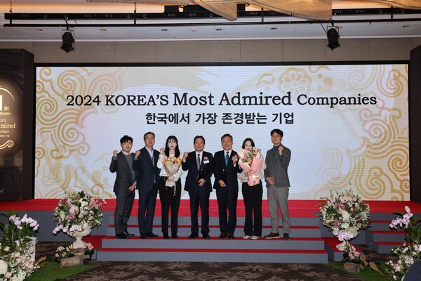 유한양행과 유한킴벌리 임직원들이 2024 한국에서 가장 존경받는 기업 시상식에서 파이팅을 외치고 있다.[사진=유한양행]