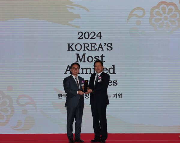 2024 한국에서 가장존경받는 기업 시상식에서 KMAC 한수희 대표와 유한양행 이병만(오른쪽) 부사장이 시상식을 진행하고 있다.[사진=유한양행] 