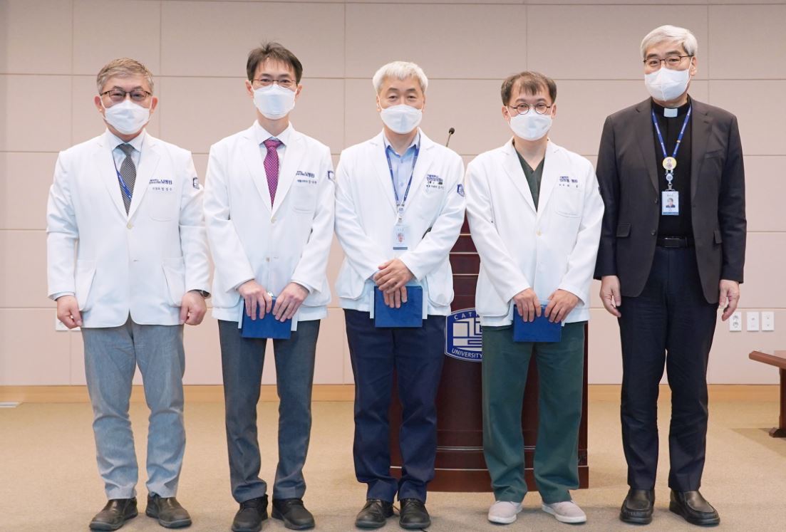 (오른쪽부터) 홍승모 몬시뇰 가톨릭대 인천성모병원 병원장, 최훈, 김주상, 장대현 교수, 정성우 의무원장.