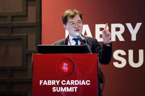 한국다케다제약(대표 문희석)은 전 세계 심장 전문의들과 파브리병에 대한 최신 지견과 연구 동향을 공유하는 ‘파브리 심장 서밋(Fabry Cardiac Summit)’을 지난 22일~23일 콘래드 서울 호텔에서 개최했다고 25일 밝혔다. 이번 파브리 심장 서밋에서는 스위스 제네바대학병원 메디 남다르(Mehdi Namdar) 교수와 대만 타이중 보훈종합병원 치홍 라이(Chih-hung Lai) 교수, 대만 타이페이 보훈종합병원 린 그오(Ling Kuo) 교수, 일본 지케이대학병원 켄이치 혼고(Kenichi Hongo) 교수, 캐나다 앨버타대학병원 게빈 오딧(Gavin Oudit) 교수 등 국내외 파브리병 관련 전문의 60여명이 참석해 각국의 파브리병 최신 진단 및 관리 방법, 임상 사례 등 폭넓은 주제를 다각도로 조명했다. 한국다케다제약 의학부 이연정 총괄은 “한국다케다제약은 진단과 치료의 최신 지견을 공유하는 자리를 지속적으로 마련하여 희귀질환 환자들의 삶의 질을 향상시킬 수 있도록 노력할 것”이라고 전했다.[사진=한국다케다제약]