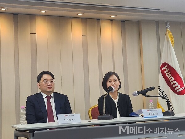                           기자 회견을 하고 있는 한미약품 임주현(오른쪽) 사장과 이우현 OCI그룹 회장
