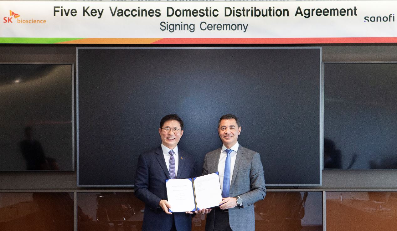 SK바이오사이언스와 사노피 코리아가 주요 5종 백신에 대한 유통 계약을 체결했다. 오른쪽은 사노피 백신사업부 파스칼 로빈(Pascal Robin) 대표.[사진=SK바이오사이언스]