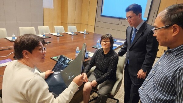 강남제이에스병원의 송준섭, 김나민 박사가 중국 항저우에서 환자를 진료중이다.[사진=강남제이에스병원]