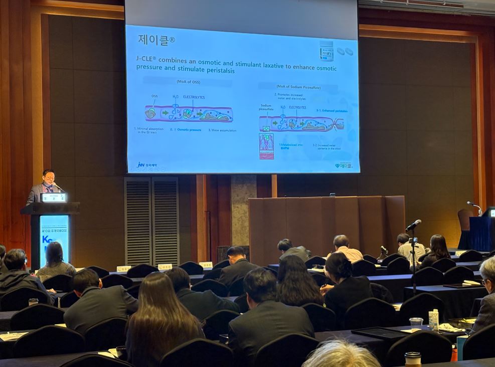 JW중외제약은 지난 23일 롯데호텔 서울에서 열린 한국건강검진학회 추계학술대회에서 정제형 대장정결제 ‘제이클 정’ 심포지엄을 개최했다. 제이클 정의 약효와 안전성, 복약 순응도를 공유하기 위해 마련된 이번 심포지엄에는 내과 전문의를 비롯한 의료진이 참석했다.[사진=JW중외제약]