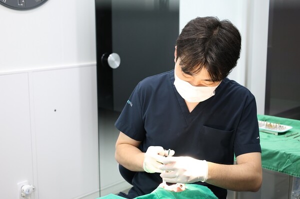 고르다치과의원 부산점 강용욱 대표원장