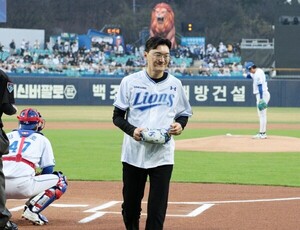 브이앤코㈜ 대표·브이성형외과 대표원장 최원석...삼성라이온즈 시구 ... - 뉴스 썸네일 이미지